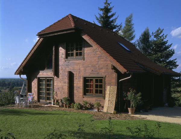 Blockhausbau
Der Blockhausbau wurde mit behauenen Rundhölzern, die mit Moos gedichtet wurden, ausgeführt. Heute werden sie mit Einfach- oder Doppelnut mit Abdichtung hergestellt.