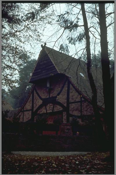 Fachwerkbau
Die Blüte des Holzfachwerkbaues war im Mittelalter, in  Mittel- und Westeuropa.