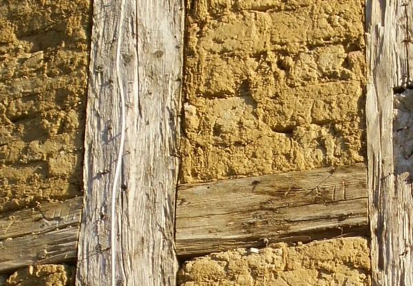 Anwendung von Lehm
Lehm wird seit den letzten Jahren wieder von SelbstanwenderInnen im Einfamilienhausbau in Form von Holzlehm, Strohlehm, Stampflehm oder Lehmziegel für Wände eingesetzt,